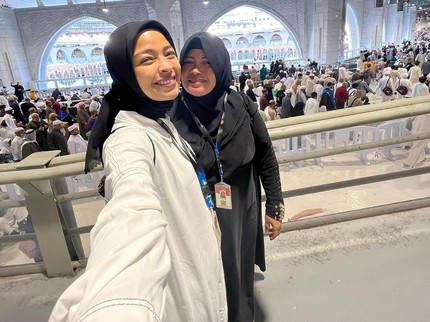 Cerita Haru Tantri Kotak Bertemu Orang yang Mirip Almarhum Sang Ayah Saat Umrah