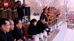 VIDEO: Momen Kim Jong Un Ajak Putrinya Nonton Bola
