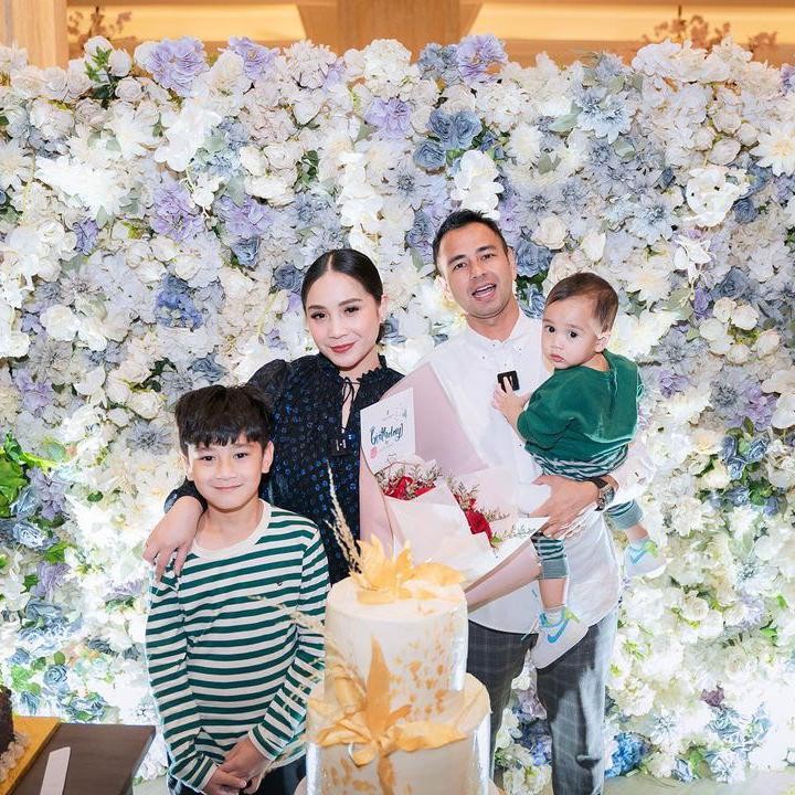 <p>Pada 17 Februari yang lalu, pasangan Raffi Ahmad dan Nagita Slavina merayakan ulang tahun, Bunda. Ayah dan Bunda dari dua orang anak ini masing-masing telah berusia 36 dan 35 tahun. (Foto: Instagram @raffinagita1717)<br /><br /><br /></p>