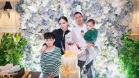 <p>Pada 17 Februari yang lalu, pasangan Raffi Ahmad dan Nagita Slavina merayakan ulang tahun, Bunda. Ayah dan Bunda dari dua orang anak ini masing-masing telah berusia 36 dan 35 tahun. (Foto: Instagram @raffinagita1717)<br /><br /><br /></p>