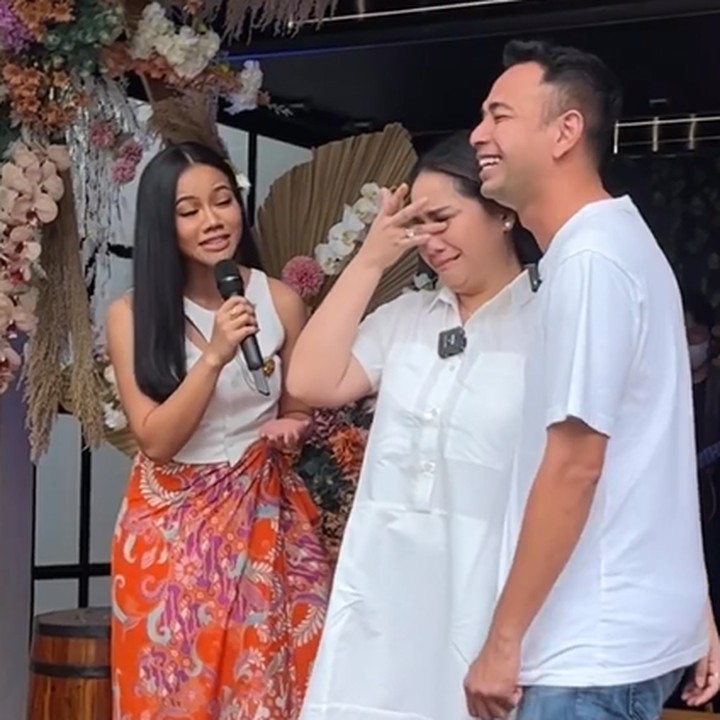<p>Momen kejutan ini dibagikan Yura Yunita dalam media sosial Instagramnya. Ia begitu berharap agar kejutannya berjalan lancar dan membuat orang tua Rafathar serta Rayyanza bahagia. "Mudah-mudahan mereka senang," tuturnya, dikutip dari akun @yurayunita. (Foto: Instagram @yurayunita)<br /><br /><br /></p>