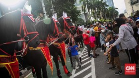 FOTO: Kala Polisi Berkuda Jadi Primadona Saat CFD di Bundaran HI