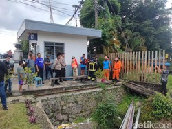 Hujan Deras, Pencarian Anak Tercebur Kali Jagir Surabaya Dihentikan