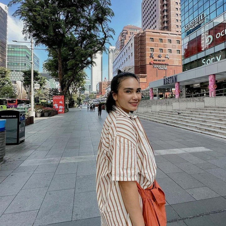 <p>Tak jarang wanita kelahiran Jakarta ini mengenakan outfit kekinian. Seperti dalam potret ini, Feby mengenakan kemeja garis dan tas selempang yang OOTD banget. (Foto: Instagram @febyfebiola_)</p>
