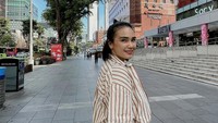 <p>Tak jarang wanita kelahiran Jakarta ini mengenakan outfit kekinian. Seperti dalam potret ini, Feby mengenakan kemeja garis dan tas selempang yang OOTD banget. (Foto: Instagram @febyfebiola_)</p>