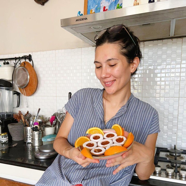 <p>Kehidupan pribadi pasangan ini memang jarang diekspos ke publik, tapi dari laman instagramnya, bisa terlihat sedikit keseharian Bunda satu anak ini. Dari unggahan di media sosial, Sarah diketahui punya hobi memasak. Ia beberapa kali membagikan resep makanan yang dibuat di dapur rumahnya yang estetik. (Foto: Instagram @sarahcandra)</p>
