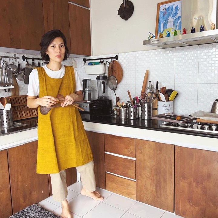 <p>Kerap tampil dengan rambut panjang, belum lama ini Sarah mengubah penampilannya. Ia memotong rambutnya menjadi pendek. (Foto: Instagram @sarahcandra)</p>