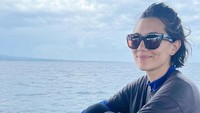 <p>Dalam unggahan terbarunya, Sarah membagikan potret saat tengah berada di tengah laut. Sarah mengenakan kacamata hitam dan tampil tanpa makeup. (Foto: Instagram @sarahcandra)</p>