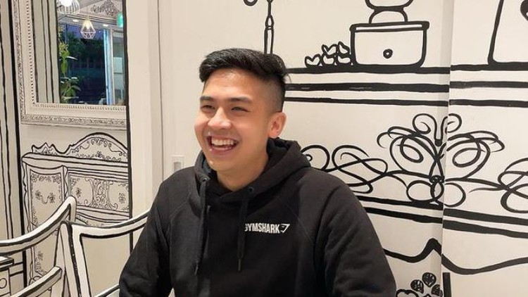 Jerome Polin Heboh! Jerome Polin Pamer Makan Nasi Padang Ayam Pop Pakai Sumpit