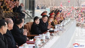 FOTO: Momen Kim Jong Un Ajak Putri Kesayangannya Nonton Bola