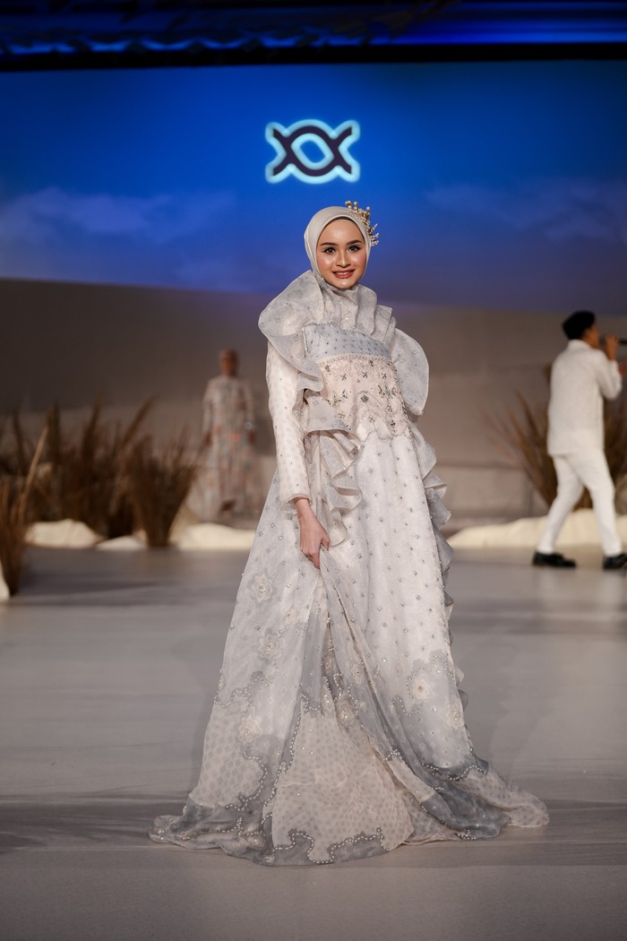 Nadine Gaus selaku creative director Klamby turut menawarkan opsi busana yang glamor festive lewat kombinasi ragam detail seperti ruffles, embellishment, dan bordir. Foto: Klamby