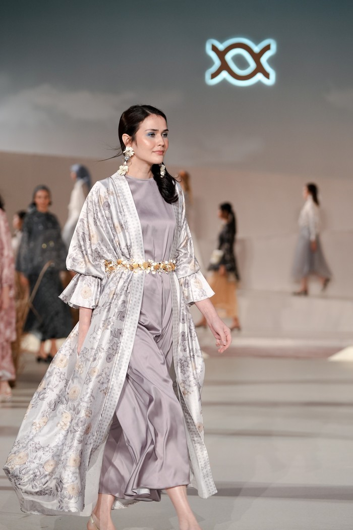 Layering lewat outer panjang dan maxi dress dalam nuansa warna pastel juga jadi tren yang diusung Klamby untuk tampilan hari Lebaran 2023. Foto: Klamby