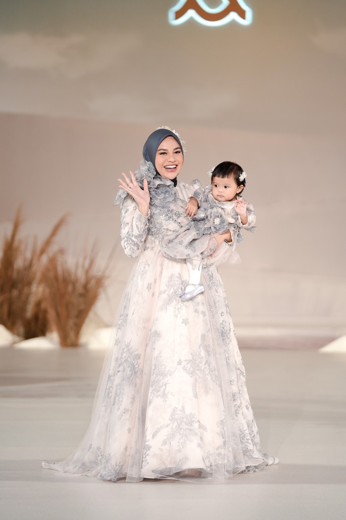 Ameena tampak tetap tenang di pangkuan sang Ibu selama di atas panggung. Foto: Klamby