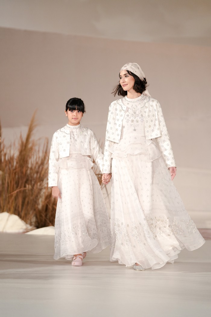 Terdapat detail embellishment yang memberi nuansa kemewahan yang anggun pada busana yang dikenakan keduanya. Foto: Klamby