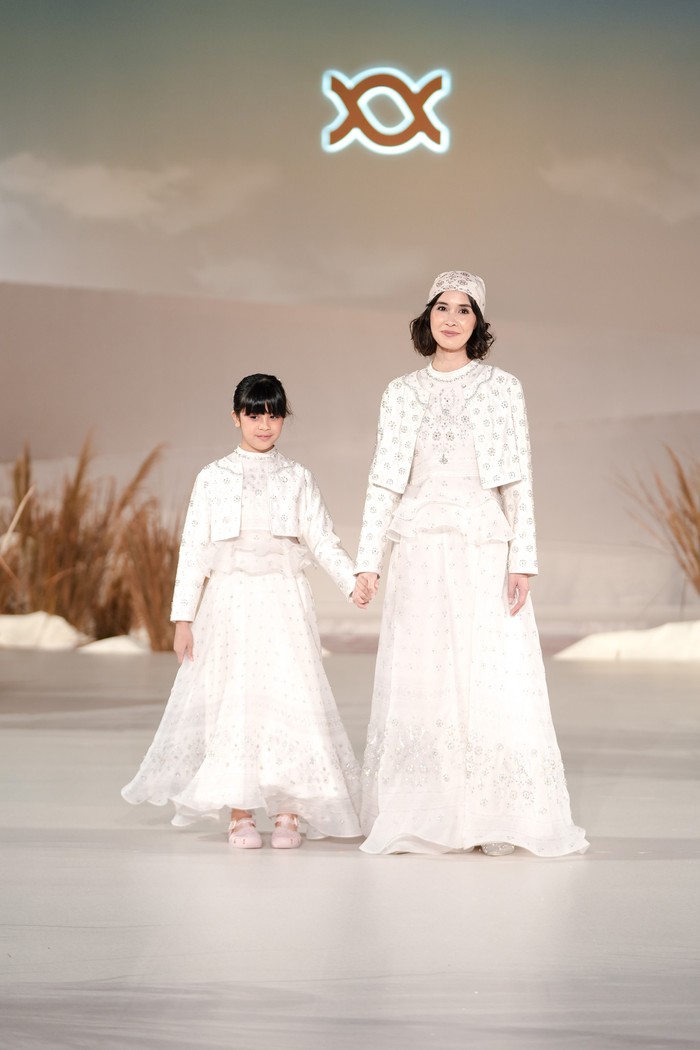 Marsha Timothy turut mengajak sang putri jadi model fashion show Klamby dalm busana bertemakan serba putih dan layering. Foto: Klamby