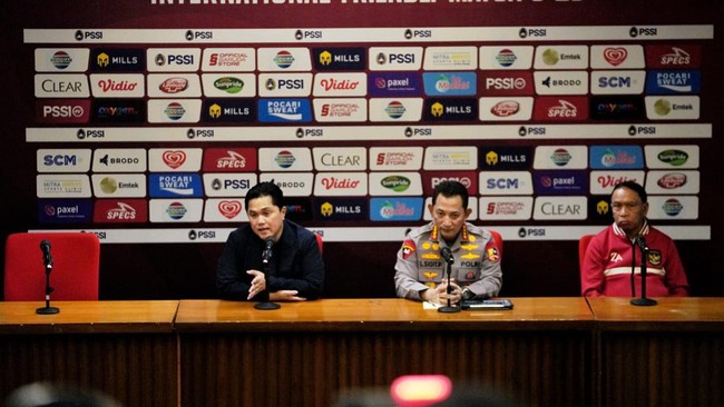 Ketua Umum PSSI Erick Thohir menyebut mafia sepak bola sudah saatnya 'dikartu merah' karena telah menjadi benalu di sepak bola Indonesia.
