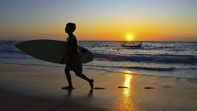 FOTO: Menikmati Senja Sore Hari di Pantai Lhoknga Aceh