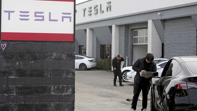 Tesla bakal membuka kantor di Malaysia dan pabrik baru di Meksiko. Menko Luhut Binsar Panjaitan tetap pede Indonesia bakal dilirik.