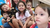 <p>Dalam unggahan di media sosial, Monica kerap membagikan kesehariannya bersama anak-anaknya, termasuk keseruan saat quality time bareng di rumah. (Foto: Instagram @monica_soraya_hariyanto)</p>