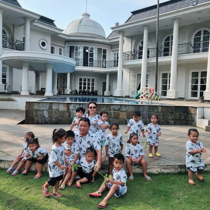 <p>Crazy rich asal Jakarta, Monica Soraya, total memiliki 13 anak angkat yang kini tinggal bersamanya dan suami, Hariyanto Duryat. Ke-13 anak angkat Monica ini usianya seumuran, Bunda. (Foto: Instagram @monica_soraya_hariyanto)</p>
