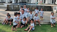 <p>Crazy rich asal Jakarta, Monica Soraya, total memiliki 13 anak angkat yang kini tinggal bersamanya dan suami, Hariyanto Duryat. Ke-13 anak angkat Monica ini usianya seumuran, Bunda. (Foto: Instagram @monica_soraya_hariyanto)</p>
