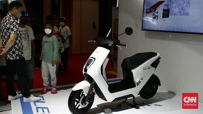 Presiden Joko Widodo (Jokowi) menduduki motor listrik Honda EM-1 e usai membuka Indonesia Internasional Motor Show (IIMS) 2023 di JIExpo Kemayoran, Jakarta.