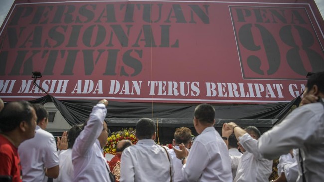 Sekretaris Jenderal Pena 98 Adian Napitupulu watak Orde Baru dengan pendekatan militeristik dan KKN yang akut tak dapat membawa Indonesia melangkah maju.