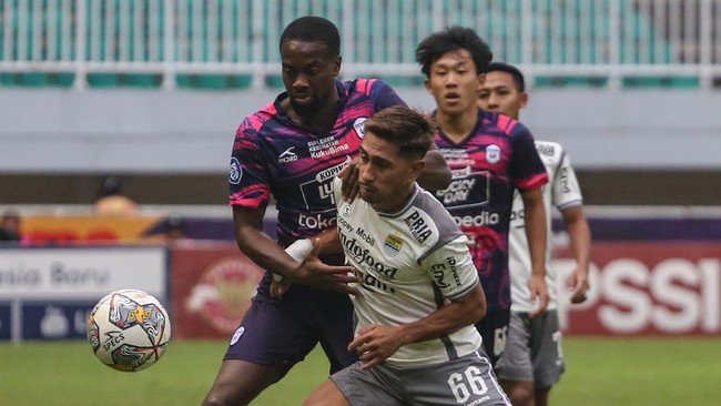 Klasemen Liga 1 2022/2023 mengalami perubahan setelah Persib Bandung dan PSM Makassar meraih kemenangan pada pekan ke-25, Sabtu (19/2).