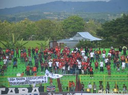 Suporter Bentangkan Spanduk Tolak Liga 1 Tanpa Degradasi saat PSM Vs Persik