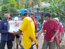 Warga Estafet Gotong 4 Jenazah Lintasi Material Longsor di Kupang