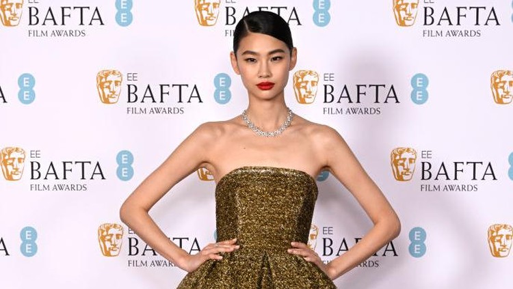 LONDON, ENGLAND - FEBRUARY 19: Hoyeon Jung poses with the award for XXX during the EE BAFTA Film Awards 2023 at The Royal Festival Hall on February 19, 2023 in London, England. (Photo by Gareth Cattermole/BAFTA/Getty Images for BAFTA)