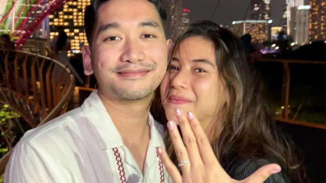 Bintang KKN di Desa Penari Adinda Thomas dilamar sang kekasih, Raka Akmal, di Singapura. Hal itu diketahui lewat unggahan Minggu (19/2). 