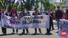 Mahasiswa Sumbar Demo Rumah Singgah Bung Karno di Padang Dirubuhkan