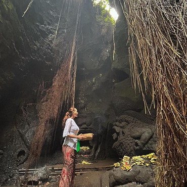 Aura Kasih Jelaskan Alasan Jalani Tradisi Melukat di Bali