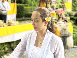 Gaya Aura Kasih Jalani Tradisi Adat Bali Disorot, Berkebaya & Bawa Sesajen