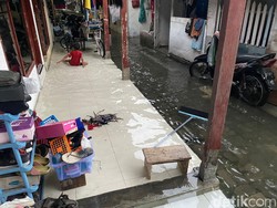 Banjir di Surabaya Masuk ke Rumah Warga