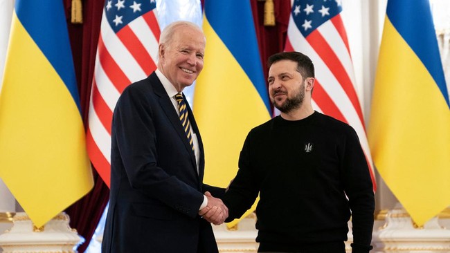 Presiden AS Joe Biden untuk pertama kalinya mengizinkan Ukraina menggunakan rudal jarak jauh buatan negaranya untuk berperang melawan Rusia.