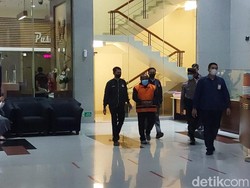 Berbaju Oranye-Tangan Diborgol, Bupati Mamberamo Tengah Resmi Ditahan KPK