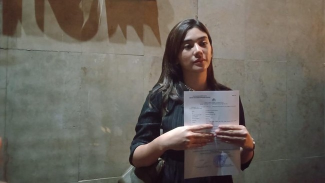 Seleb Tiktok Clara Shinta menyebut aksi perampasan itu bermula saat sopir keluarganya dihampiri puluhan debt collector ketika tiba di tempat parkir apartemen.