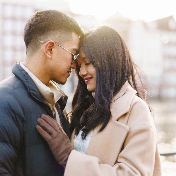 <p>Erina Gudono membagikan potret liburan bareng suaminya, Kaesang Pangarep, di Eropa. Dalam potret ini, Erina dan Kaesang tampil romantis dan mesra, Bunda. (Foto: Instagram @erinagudono/ @kaesangp)</p>