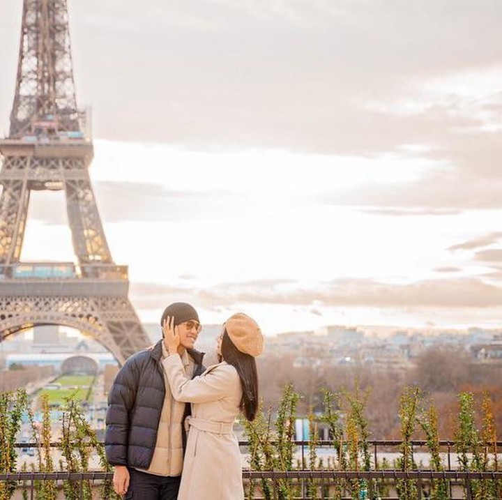 <p>Salah satu foto yang dibagikan adalah saat pasangan suami istri ini berkunjung ke Menara Eiffel di Paris, Prancis. Erina dan Kaesang mengenakan pakaian musim dingin ketika berkunjung ke sana. (Foto: Instagram @erinagudono/ @kaesangp)</p>