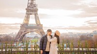 <p>Salah satu foto yang dibagikan adalah saat pasangan suami istri ini berkunjung ke Menara Eiffel di Paris, Prancis. Erina dan Kaesang mengenakan pakaian musim dingin ketika berkunjung ke sana. (Foto: Instagram @erinagudono/ @kaesangp)</p>