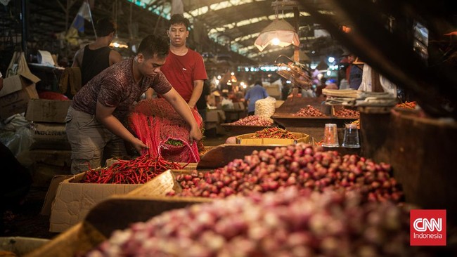 Pedagang mengakui harga beberapa komoditas pangan turun setelah sempat naik tinggi di awal Ramadan. Hal ini lantaran lesunya daya beli masyarakat.