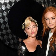 Florence Pugh Jadi Host Peragaan Harris Reed di London Fashion Week, Koleksinya Terinspirasi Shakespeare!