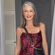 Gaya Muda nan Stylish Luisa Dunn, Model 52 Tahun yang Menginspirasi Lewat Konten 