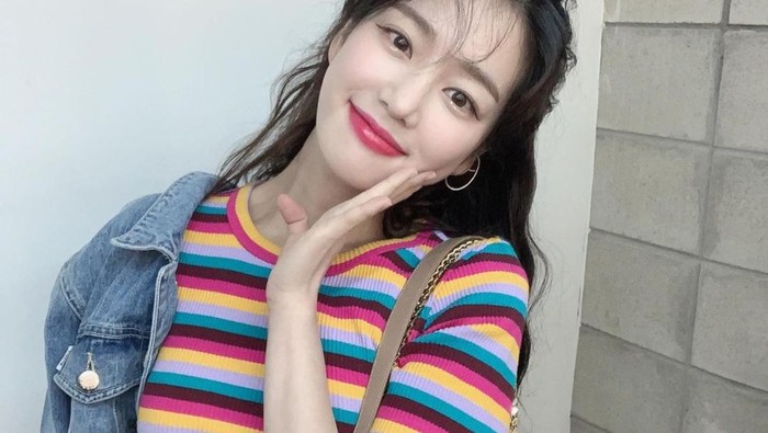 img-title Dirumorkan Pacaran dengan Jungkook BTS, Intip 5 Gaya Feminin Lee Yubi yang Cocok untuk Kencan