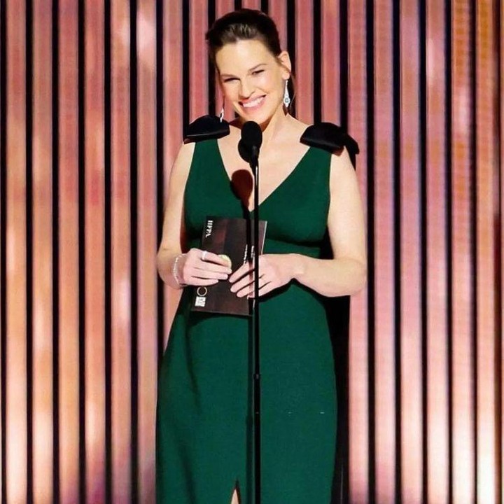 <p>Kehadiran Swank di red carpet Golden Globes 2023 menuai banyak pujian dari netizen. Ia terlihat 'stunning' mengenakan gaun berwarna hijau yang memperlihatkan <em>baby bump</em> kehamilan kembarnya. (Foto: Instagram @hilaryswank)</p>