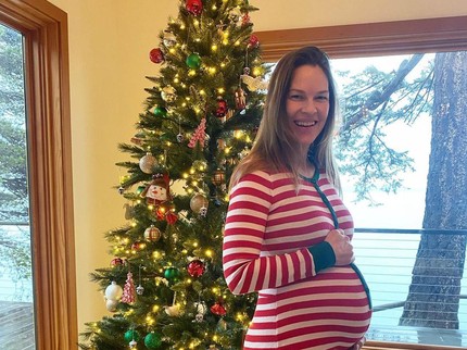 7 Potret Hilary Swank Pamer Baby Bump Hamil Anak Kembar di Usia 48 Tahun