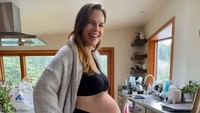 <p>Sejak mengumumkan kehamilannya, Swank mulai rutin mengungah baby bump di media sosial. Ia menunjukkan perkembangan buah hatinya dari bulan ke bulan. (Foto: Instagram @hilaryswank)</p>