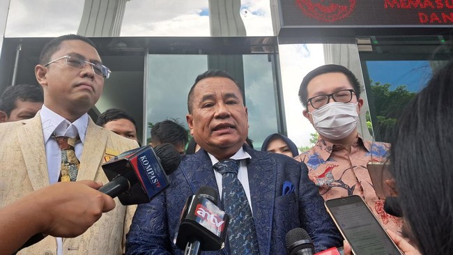 Anggota Tim Hukum Prabowo Subianto-Gibran Rakabuming Raka, Hotman Paris Hutapea, menantang akademisi Rocky Gerung berdebat hukum.